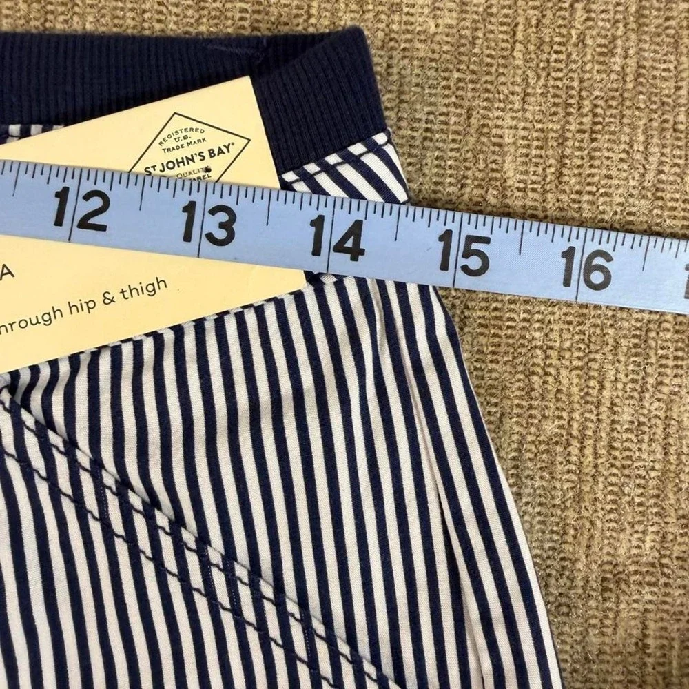 St. John's Bay white and navy vertical striped Bermuda shorts Sz 6P